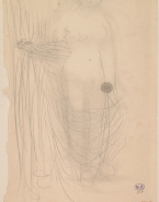 Femme debout, de face, tenant une draprie autour de ses jambes