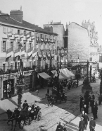 Limoges. Pendant que Limoges fête le Président à travers la ville, Mme Poincaré, incognito, se dirige vers la préfecture.