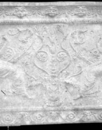 Bas-relief antique avec rinceaux, mascarons et deux figures féminines drapées