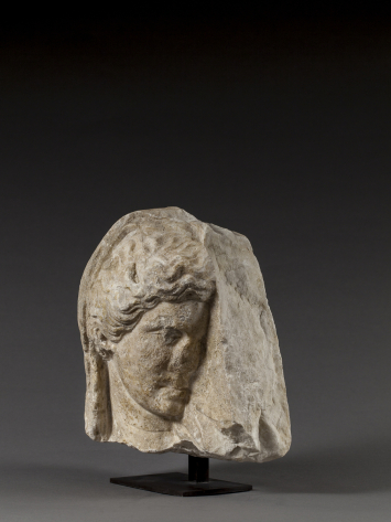Fragment de stèle : tête féminine voilée