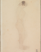 Femme nue debout de profil et les mains aux hanches