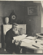 Rodin choisissant un dessin dans ses cartons