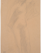 Femme nue debout, de face, passant un vêtement par le bras