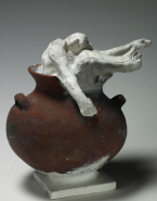 Assemblage : Nu féminin assis dans un vase antique de forme tubulaire