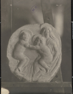Vierge à l'enfant dans un médaillon par Ernest Durig (plâtre)