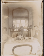 Florence Jeans (?), M. Back et une femme inconnue à table, Lincoln Villa, Shanklin, Ile de Wight