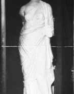 Statue féminine antique en pied