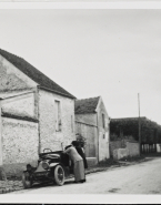 Rodin et une femme non identifiée avec une voiture