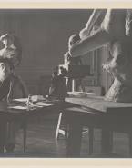 Portrait de Rodin assis au milieu de ses œuvres à l'hôtel Biron
