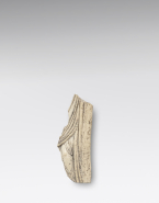 Fragment de relief : jambe gauche drapée