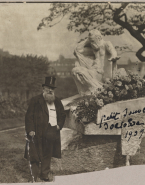 Rodin posant devant son Monument à Victor Hugo venant d'être inauguré (marbre)