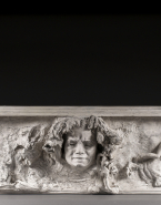 Bas-relief Masque de la pleureuse et centaures