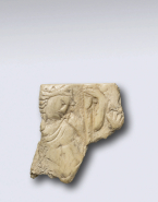 Fragment de relief : personnage drapé, appuyé sur un thyrse