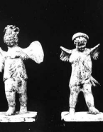 Figurines ailées sculptées