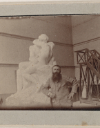 Rodin dans son atelier accoudé au Baiser (marbre)