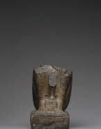 Fragment de statue-bloc : Ankhkhonsou présentant devant lui une statuette d'Osiris