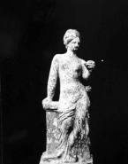 Figure féminine sculptée