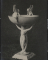 Vasque soutenue par des cariatides par Emily S. Spackman (plâtre)