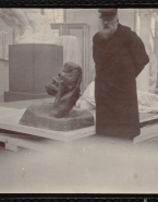 Rodin coiffé d'une casquette avec la Main de Dieu