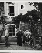 Rodin, Rose Beuret et deux femmes dans un jardin