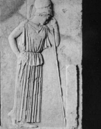 Athéna en deuil, relief antique grec de 460 avt J.-C. provenant de l'Acropole d'Athènes (marbre)