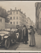 Henriette et Jeanne Bardey, Rose Beuret et Rodin montant la voiture du Dr Sigaud