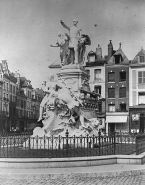 Monument élevé à la mémoire de l'Amiral Courbet par Falguière