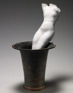 Assemblage : Nu féminin debout, de la Naissance de Vénus, dans un vase