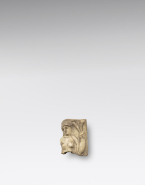 Fragment de relief : femme nue (buste) tenant dans la main gauche un attribut non identifié