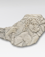 Fragment de plaquette : homme barbu appuyé sur un bâton-Apôtre ou philosophe