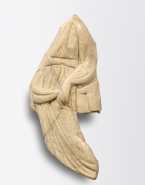 Fragment de relief : torse drapé, accoudé à une colonne
