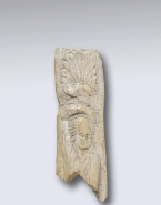 Fragment de relief : Dionysos à demin-drapé, surmonté d'une palmette