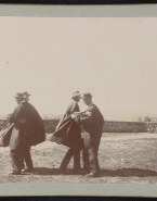 Hommes en costume folklorique en train de danser