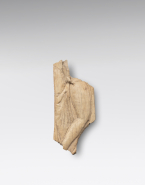 Fragment de relief : main ramenant un drapé sur une cuisse, Aphrodite?