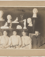 Josef Maratka avec trois jeunes femmes devant des sculptures