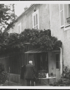 Rodin devant la maison du couple Vivier