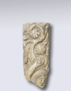 Fragment de relief : tête et rinceaux