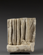 Fragment de stèle : partie inférieure d'une péplophore