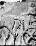 Bas-relief antique avec un aurige sur un char