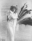 Femme non identifiée en robe de mousseline avec plumes de paon