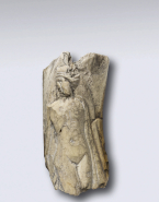 Fragment de relief : femme nue debout, entourée de drapé Aphrodite ?