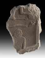 Fragment de relief : Personnage tourné vers la droite ayant sur les épaules l'écharpe transversale. Hiéroglyphes au-dessus de lui.