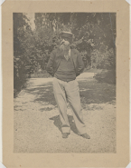 Portrait de Rodin debout dans le jardin, mains dans le dos
