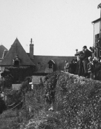 Uzerche. On admire la belle vallée de la Vézère.