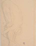 Femme nue de profil à droite, penchée en avant, enlaçant ses jambes