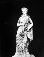 Figure féminine sculptée