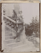 Portrait de Rodin sur les marches de la villa