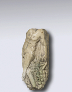 Fragment de relief : personnage dionysiaque portant une grappe de raisins