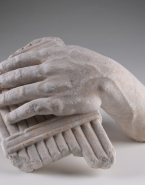 Main gauche de statue colossale, tenant une syrinx