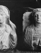 Plaques en haut-relief de loculus représentant deux bustes féminins palmyriens